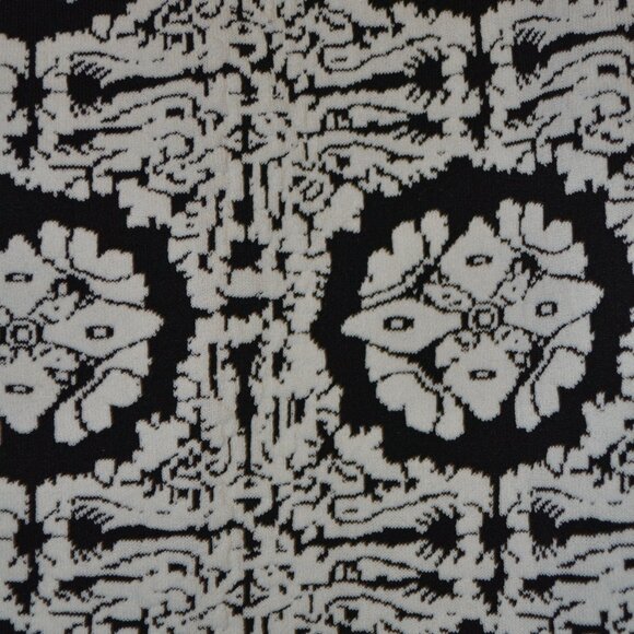 " BEBE " BLACK AND WHITE FLEXIBLE SKIRT SIZE M - Picture 3 of 7